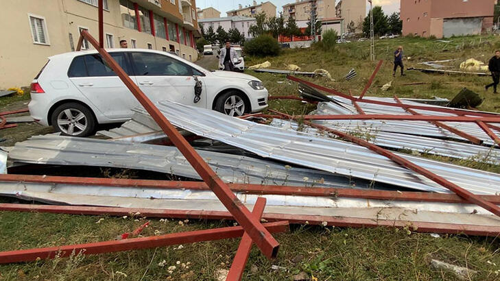 Ardahan'da fırtına; çatılar uçtu, otomobiller hasar gördü