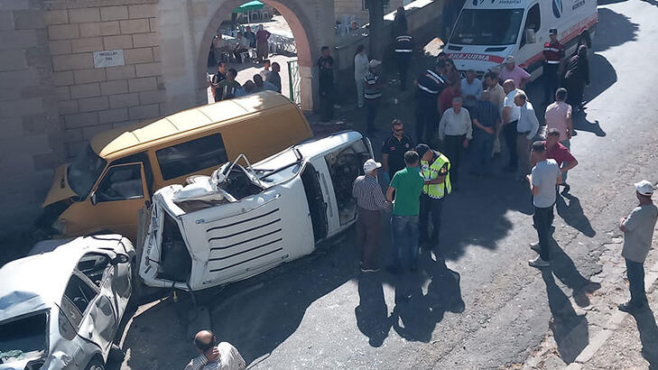Minibüs, park halindeki 6 araç ve yayalara çarptı: 1 ölü, 2 yaralı