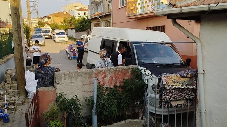 Kaçak göçmenlerin taşındığı minibüs evin duvarına çarptı