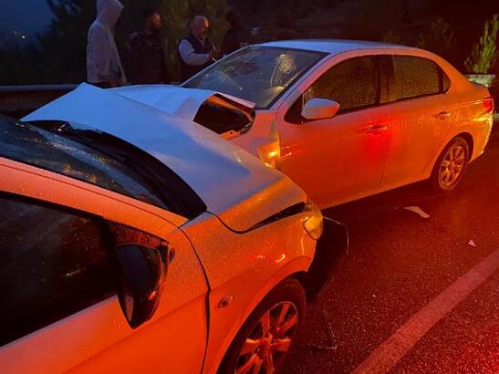 Adana'da iki otomobil kafa kafaya çarpıştı: 7 yaralı