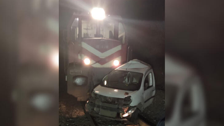 Malatya'da yük treni hemzemin geçitte çarptığı aracı 3 kilometre sürükledi: 1 yaralı
