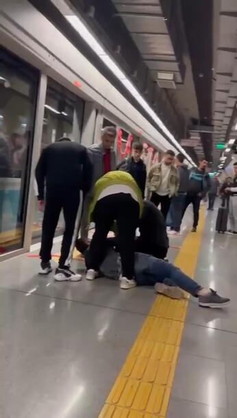 Gaziosmanpaşada metroya asılan Türk bayraklarını yırtan şüpheli tutuklandı