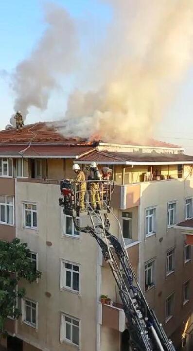 Avcılarda onarım sırasında binanın çatısında yangın