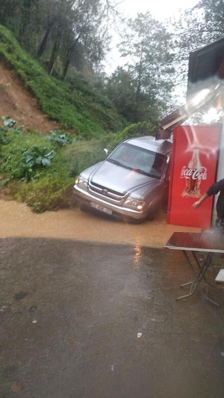 Rizede şiddetli sağanak heyelana neden oldu: 8 köy yolu ulaşıma kapandı