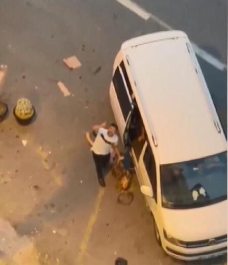 Esenyurt'ta kadını döverek bayılttı; tepki gösterenleri tehdit etti - Video Haberleri