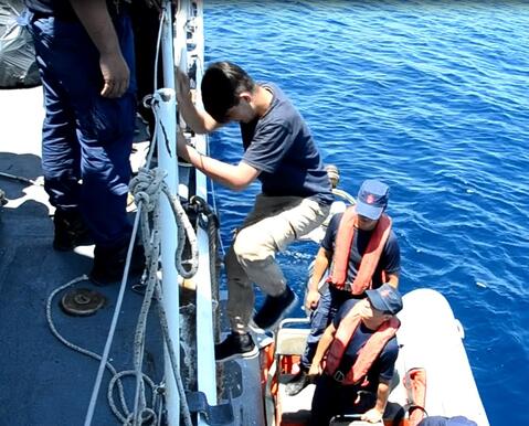 İzmir açıklarında Yunanistanın ittiği 154 kaçak göçmen kurtarıldı