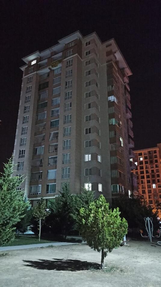 Konyada 2 genç kız sevgililerine mesaj gönderip, 15 katlı binanın çatısından atladı