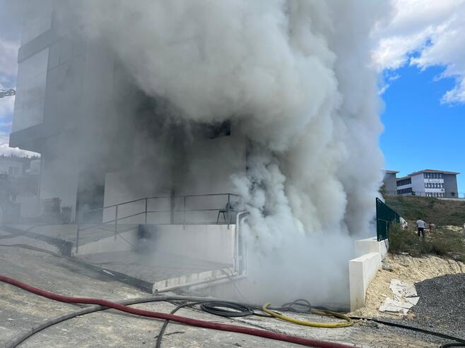 Arnavutköyde fabrikada yangın; işçiler çatıda mahsur kaldı