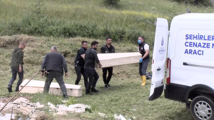 Silivride tarlaya gömülmüş 3 ceset bulundu