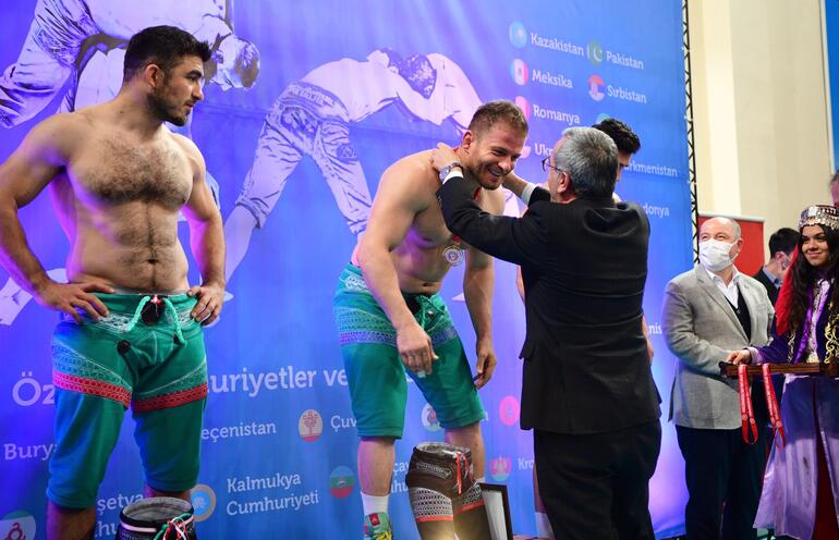 Dünya Şalvar Güreşi Şampiyonasının başpehlivanı İsmail Balaban oldu