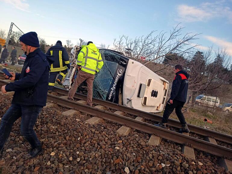 Kırklarelide yük treni hemzemin geçitte midibüse çarptı: 27 yaralı