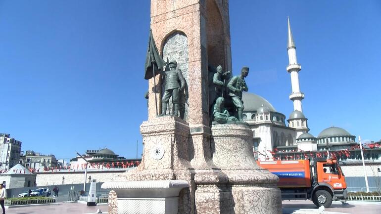 Taksim Anıtında çalınan sancak direğinin yerine yenisi konuldu
