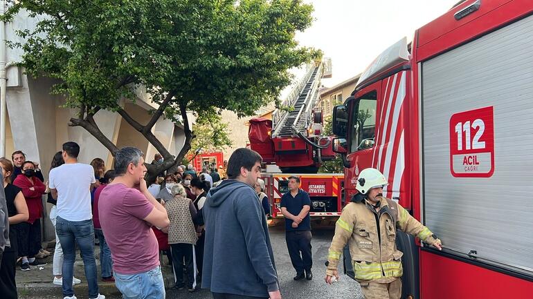 Ataşehirde 3 katlı binanın çatısı alev alev yandı