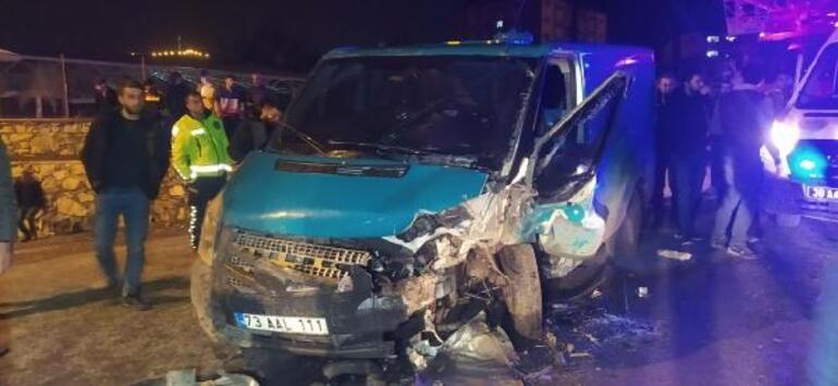 Otomobille minibüs çarpıştı; 1i polis 2 kişi öldü, 5 kişi yaralandı