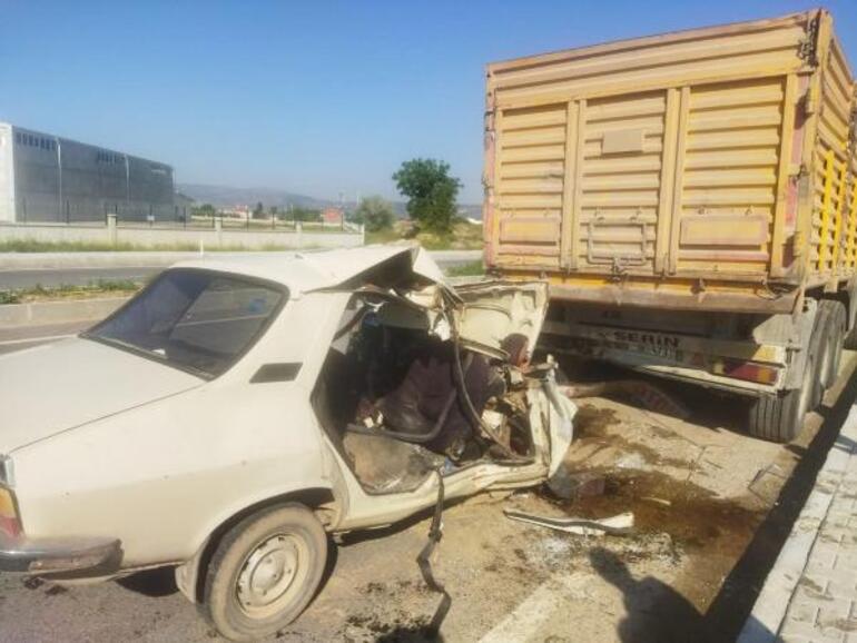 Otomobil park halindeki TIRa çarptı; sürücü ve eşi öldü, oğlu yaralandı
