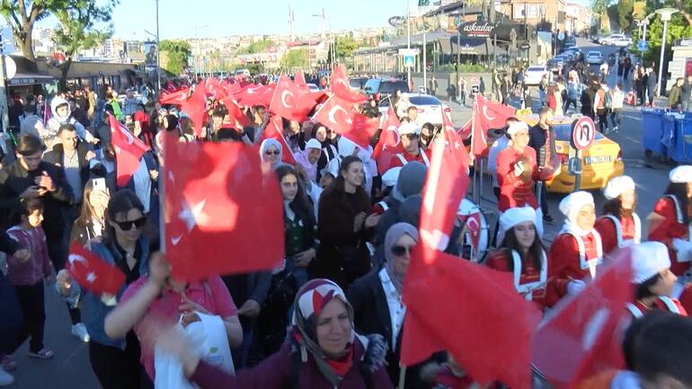 Üsküdarda 19 Mayıs Gençlik Yürüyüşü , 100 metrelik Türk bayrağı açıldı