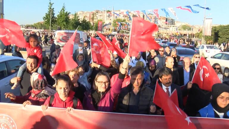 Üsküdarda 19 Mayıs Gençlik Yürüyüşü , 100 metrelik Türk bayrağı açıldı