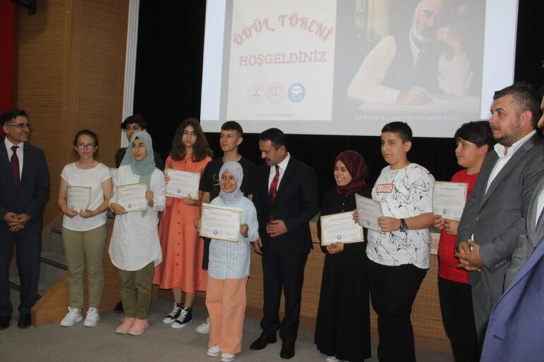 Mehmet Akif Ersoy temalı şiir yarışmasında dereceye girenlere ödülleri verildi
