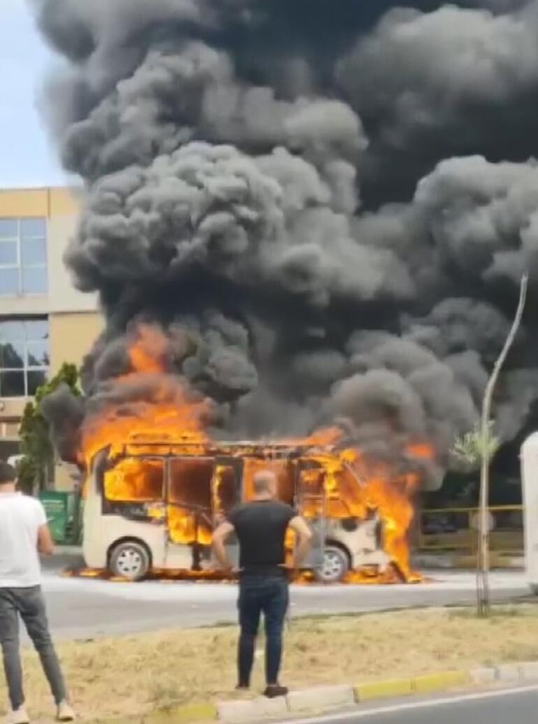 Bağcılarda minibüs alev alev yandı