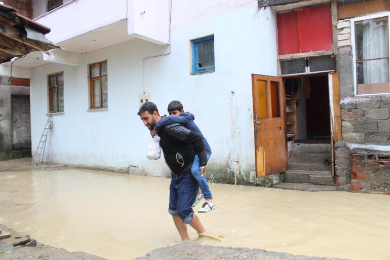 Zonguldakta sağanak; evler ve tarım alanları su altında kaldı