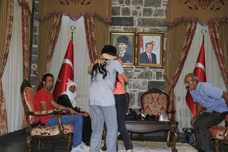 Diyarbakırdaki evlat nöbetinde 2 aile daha çocuklarına kavuştu