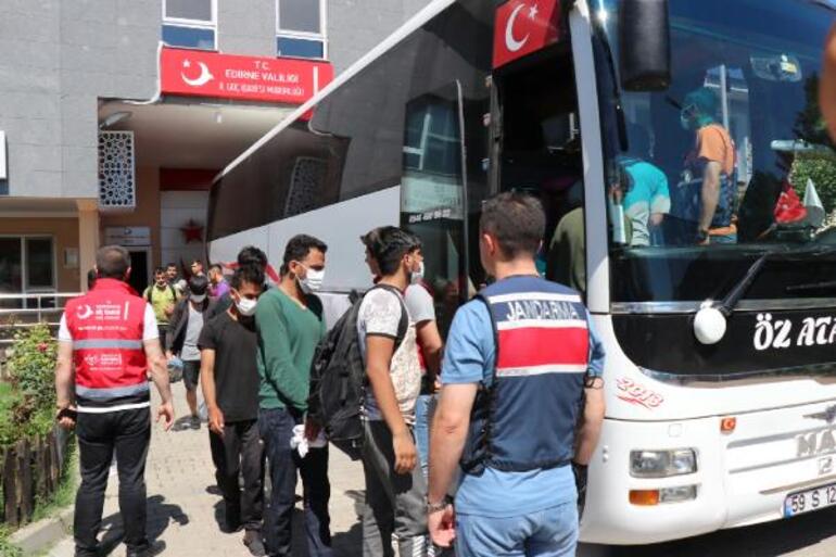Edirneden 363 Afgan göçmen ülkelerine gönderilmek üzere İstanbula götürüldü