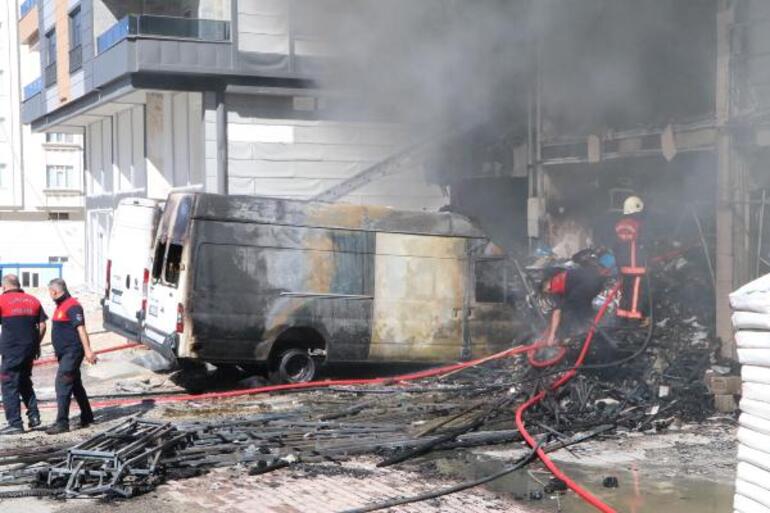 İnşaat malzemesi satılan iş yerinde yangın; 1 ev ile 2 araç da hasar gördü