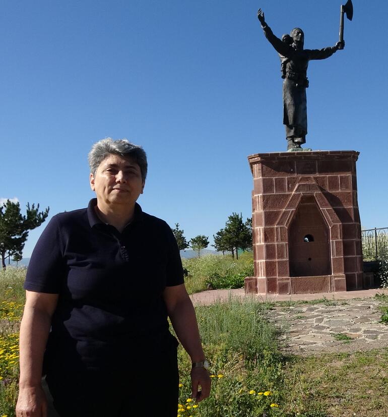 Azerbaycanlı kadın komutan Shirinova, Nene Hatunun kabrini ziyaret etti