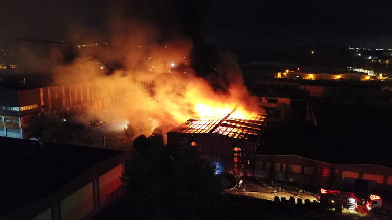 Demir döküm fabrikasında patlama sonrası yangın