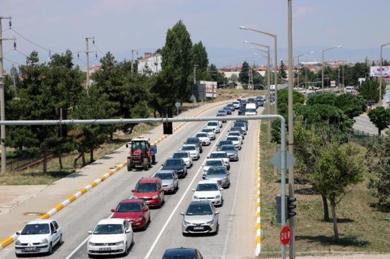 Afyonkarahisar- Antalya kara yolunda bayram dönüş trafiği