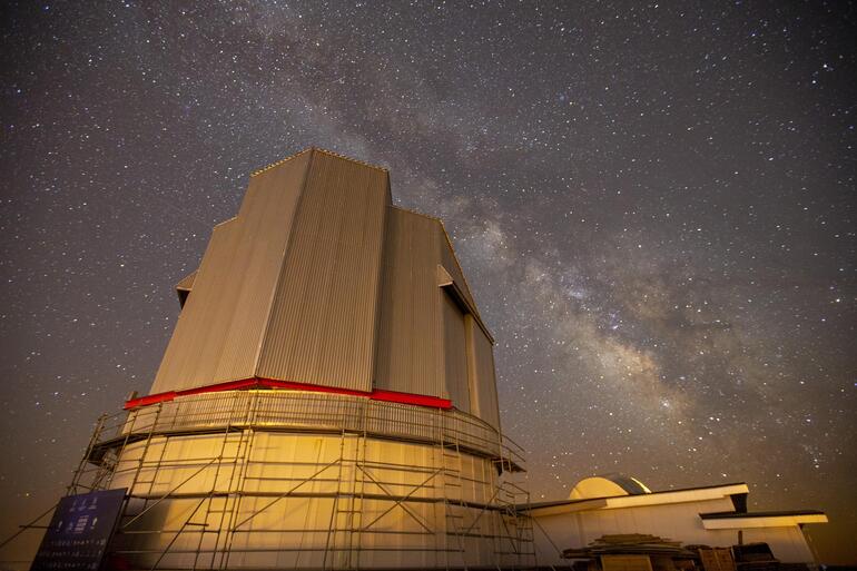 3 bin 170 metredeki zirvede 10 bin kişi teleskoplarla gökyüzünü izledi