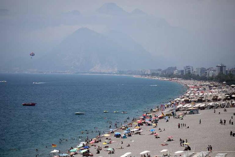 Yüksek nem bunalttı, tatilciler sahilleri doldurdu