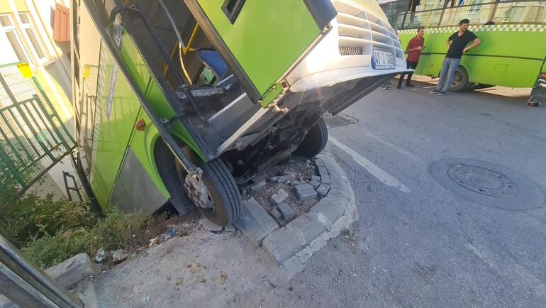 Rampada geri kayan halk otobüsü, başka otobüse çarpıp bahçeye düştü: 8 yaralı