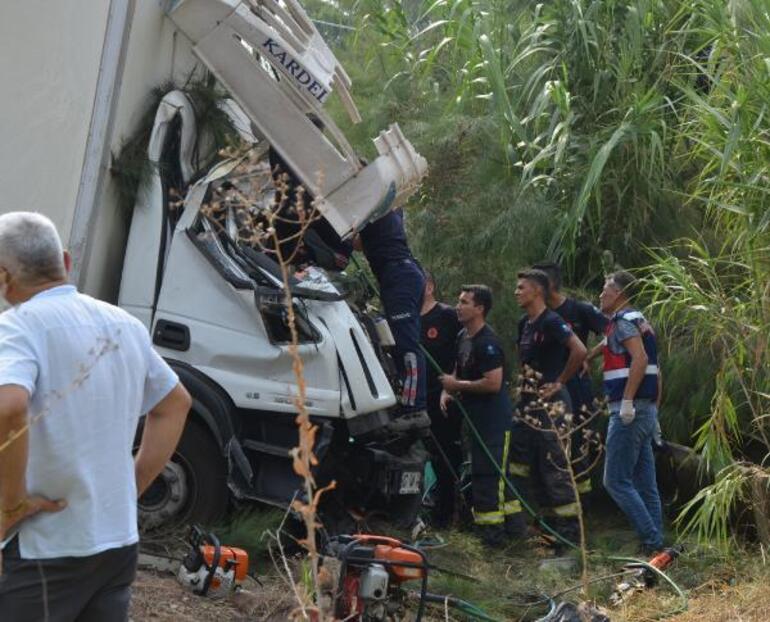 Tur otobüsüyle kamyon çarpıştı: 1 ölü, 7 yaralı