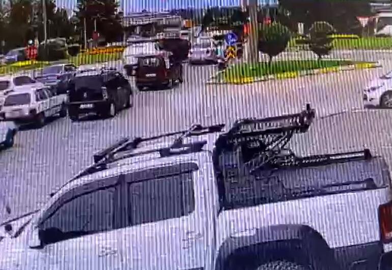 Kırmızı ışıkta geçen aracın motosiklet ve otomobile çarptığı kaza kamerada