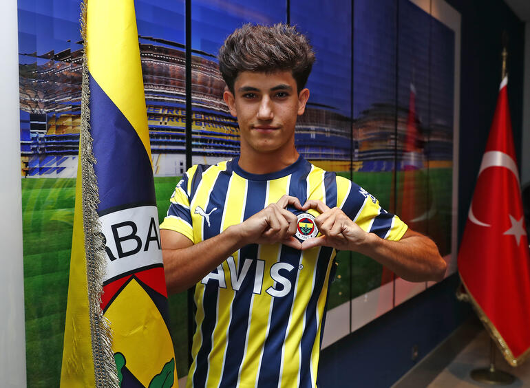 Fenerbahçe, 5 oyuncuyla profesyonel sözleşme imzaladı