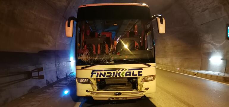 Yolcu otobüsü tünelde otomobile çarptı: 2 ölü, 1 yaralı