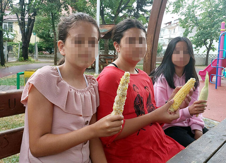 Villasının bahçesinden 3 tane mısır alan 3 kız çocuğunu tekme tokat dövdü