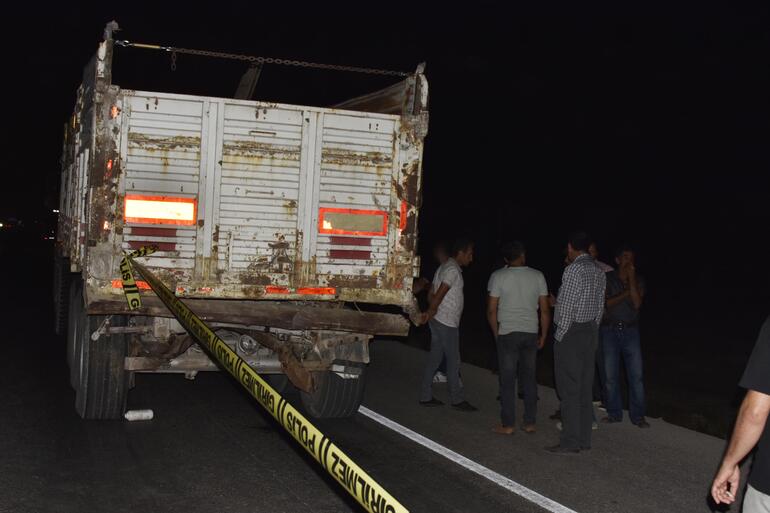Ehliyetsiz sürücünün kullandığı kamyonet, TIRa çarptı: 3 ölü
