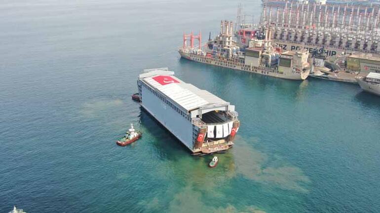 3 bin ton kaldırma kapasiteli denizaltı havuzu suya indirildi
