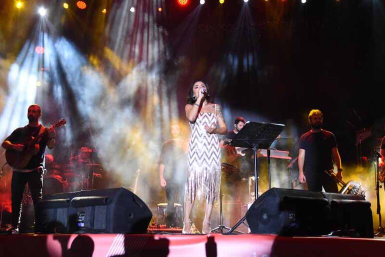Eskişehir’de Melek Mosso konserini 50 bin kişi izledi