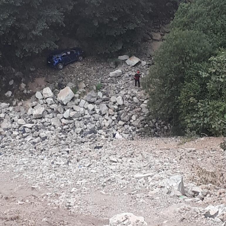 Sürücü manzarayı fotoğraflarken uçuruma yuvarlanan cipteki kadın turist öldü