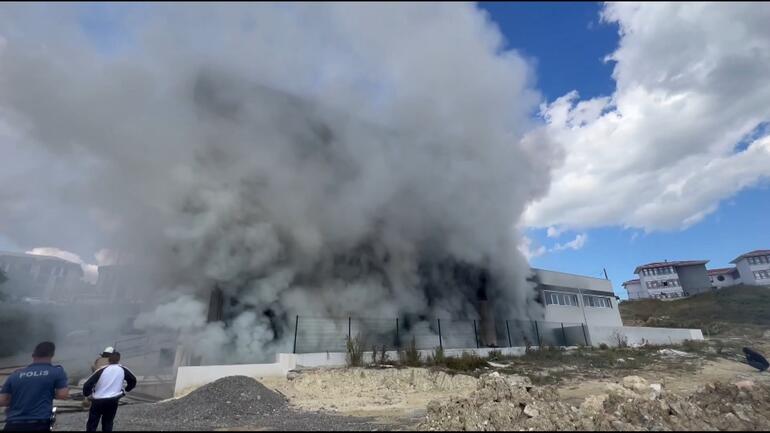 Arnavutköyde fabrikada yangın; işçiler çatıda mahsur kaldı