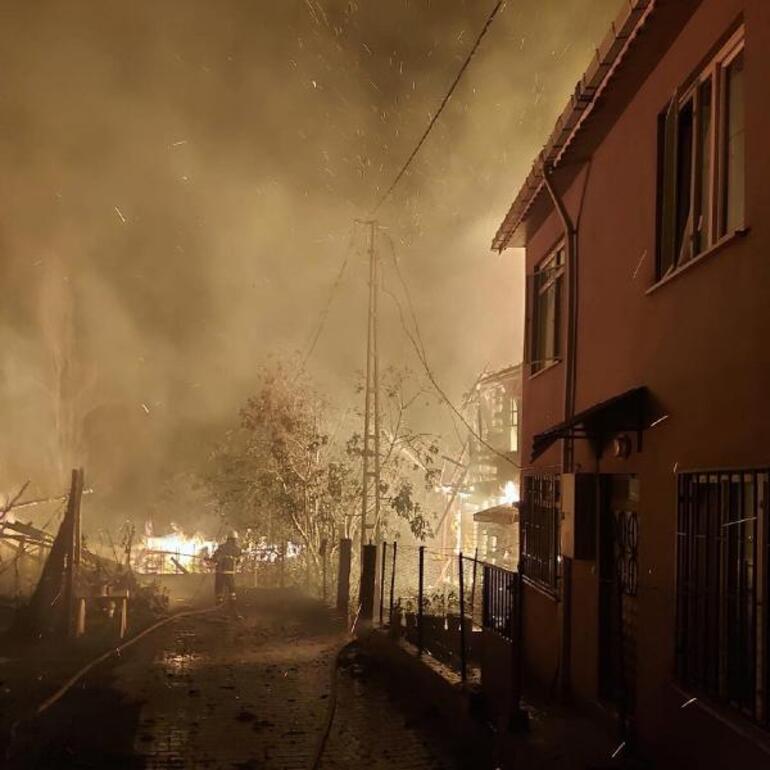 Kastamonuda 6 ev, alev alev yandı