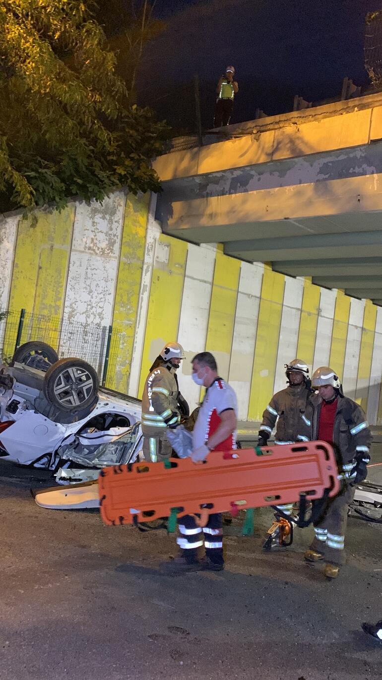 Ümraniyede otomobil TEM Otoyolundan caddeye uçtu: 1 ölü, 1 yaralı