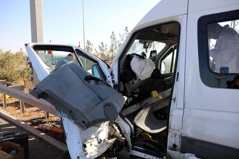 Gaziantepte servis minibüsü bariyerlere çarptı: 1 ölü, 5 yaralı