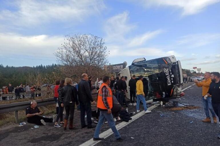 Boluda yolcu otobüsü devrildi; 3 ölü, 32 yaralı