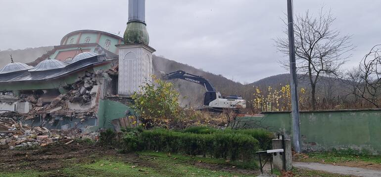 Düzce depreminde hasar gören Sarıdere Camisi yıkılıyor