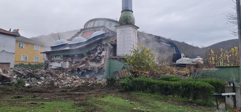 Düzce depreminde hasar gören Sarıdere Camisi yıkılıyor