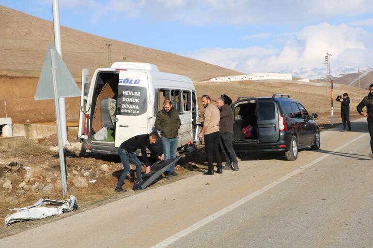 Taziyeye gidenlerin minibüsü ile kamyon çarpıştı: 2si çocuk 10 yaralı